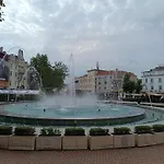 на центъра на до фонтаните и морето и градинта Varna