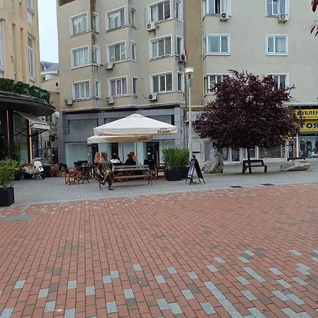 на центъра на до фонтаните и морето и градинта Варна