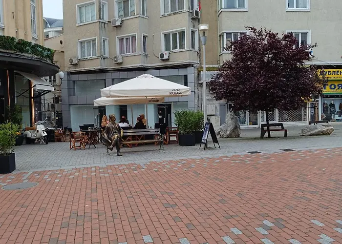 на центъра на до фонтаните и морето и градинта 瓦爾納